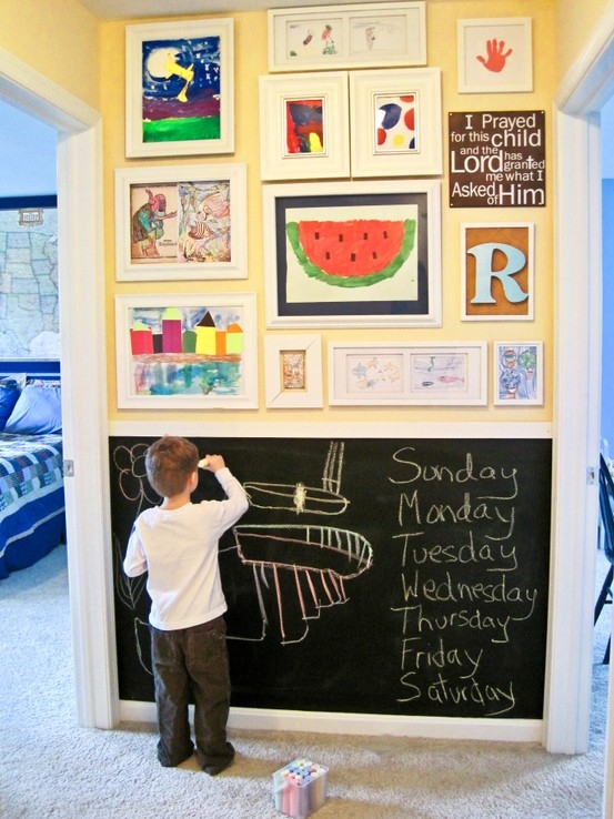 bảng viết dán trên tường để trẻ thoả sức vẽ vời và viết lời nhắn